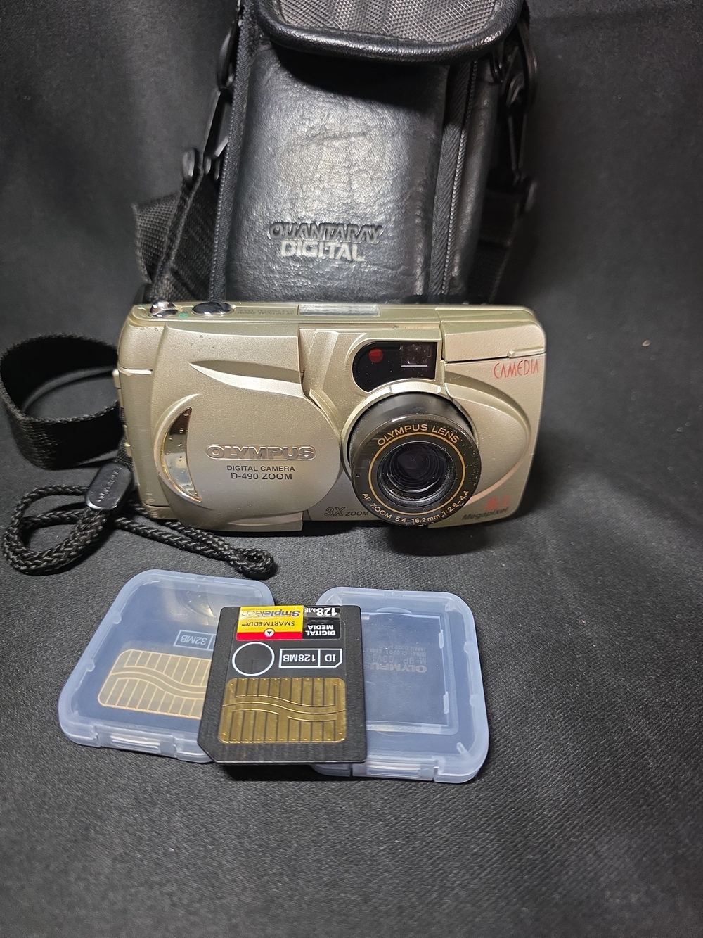 Olympus Camedia D-490 Zoom 2.1MP Digital Point & Shoot Camera W/3 Cards/Case